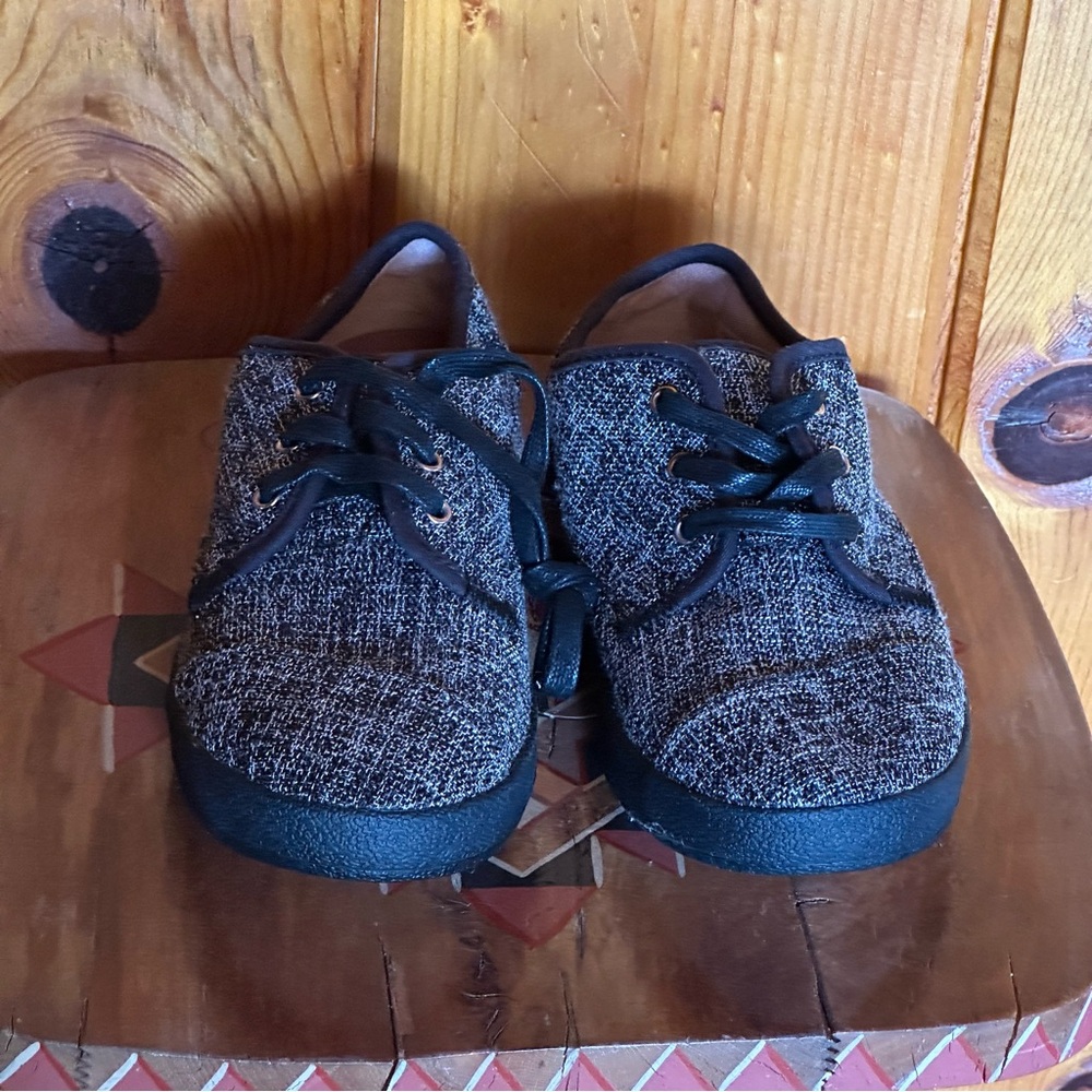 Tom’s Stylish Black and Gray Sneakers